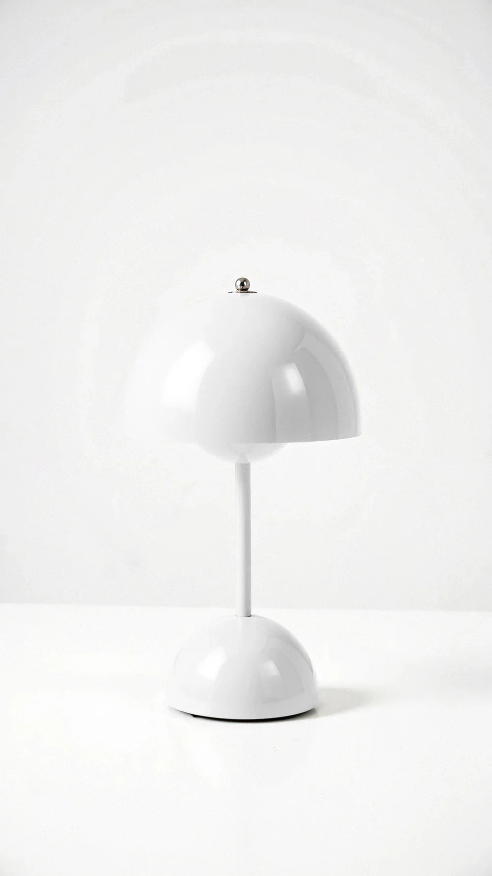Bezprzewodowa lampa stołowa o minimalistycznym designie