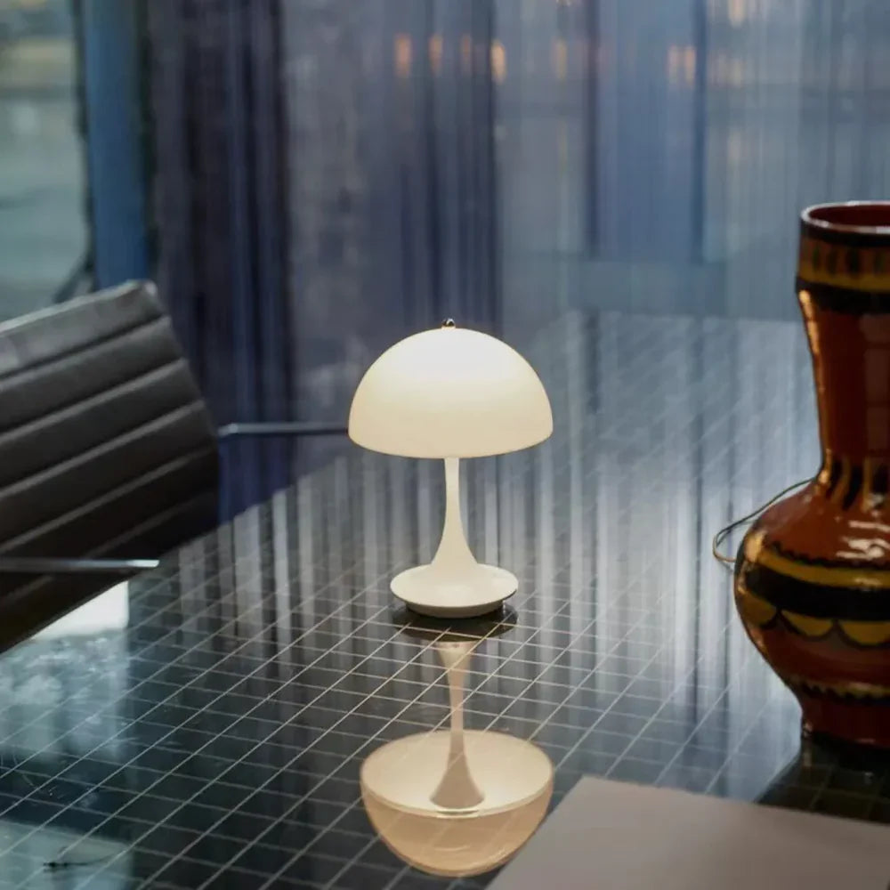 Nowoczesna lampka stołowa LED – minimalistyczna lampa z kloszem w kształcie kopuły