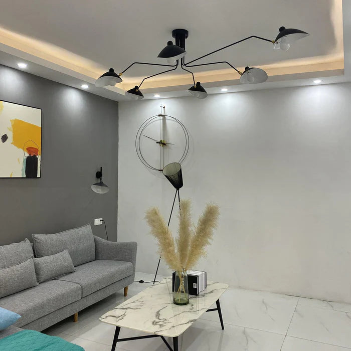 Czarna lampa sufitowa z obrotowymi ramionami – nowoczesny design