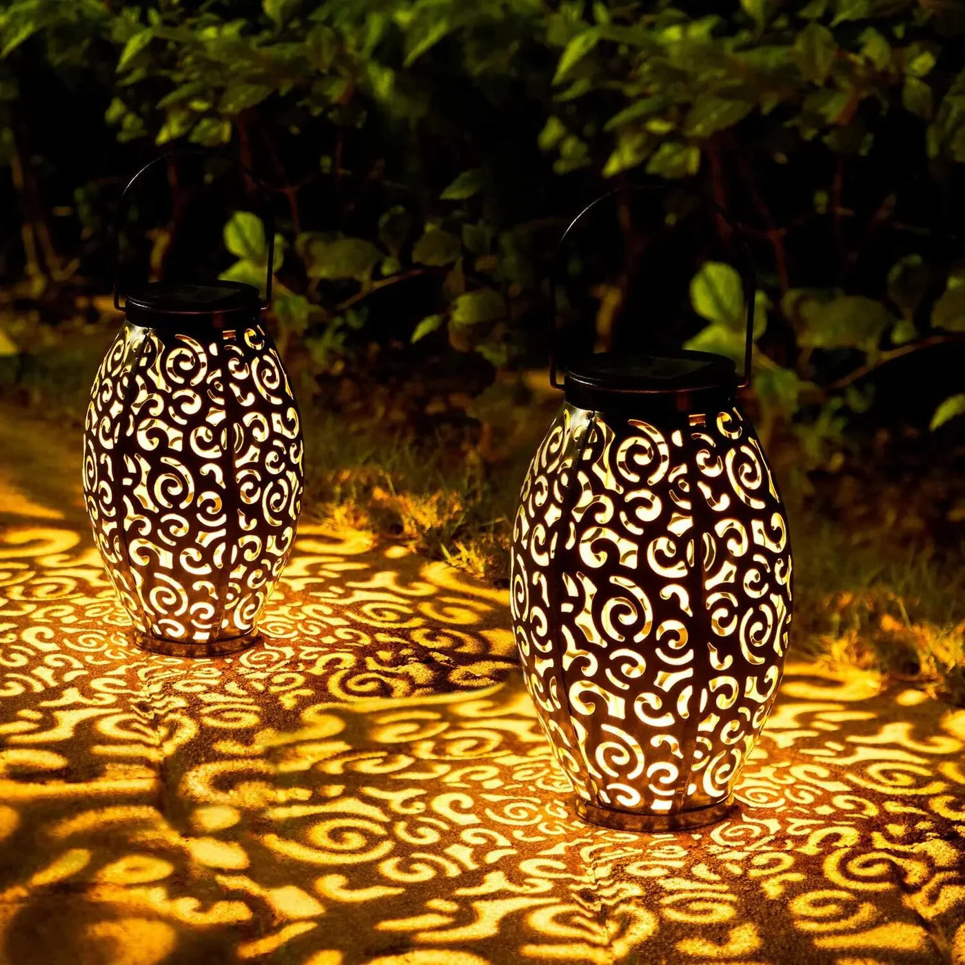 Solarny lampion ogrodowy LED – dekoracyjna latarnia z efektem wzoru cieni, do użytku zewnętrznego