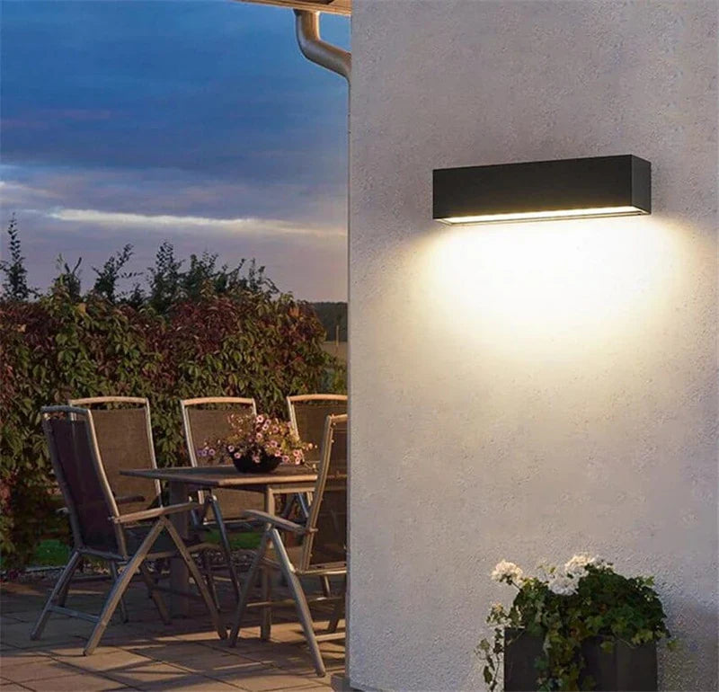 Nowoczesna lampa ścienna LED – minimalistyczne oświetlenie zewnętrzne