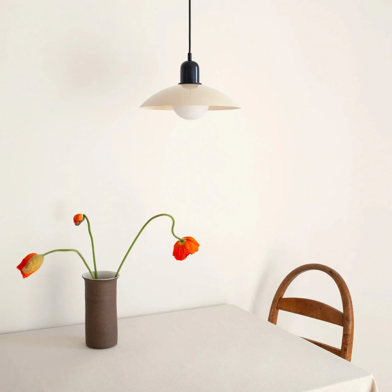 Nowoczesna lampa wisząca z dwukolorowym designem i metalowym kloszem Bauhaus