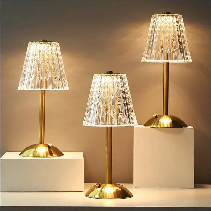 Elegancka lampa stołowa LED z kryształowym kloszem i złotym wykończeniem – włączana na dotyk