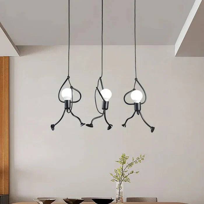 Lampa wisząca z motywem wspinającej się postaci