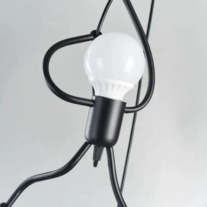 Lampa wisząca z motywem wspinającej się postaci