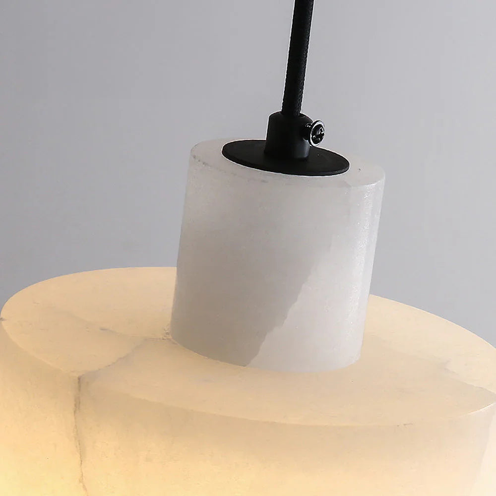 Wisząca Lampa z Marmurowym Kloszem – Minimalistyczna Elegancja