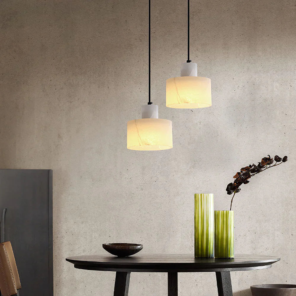 Wisząca Lampa z Marmurowym Kloszem – Minimalistyczna Elegancja