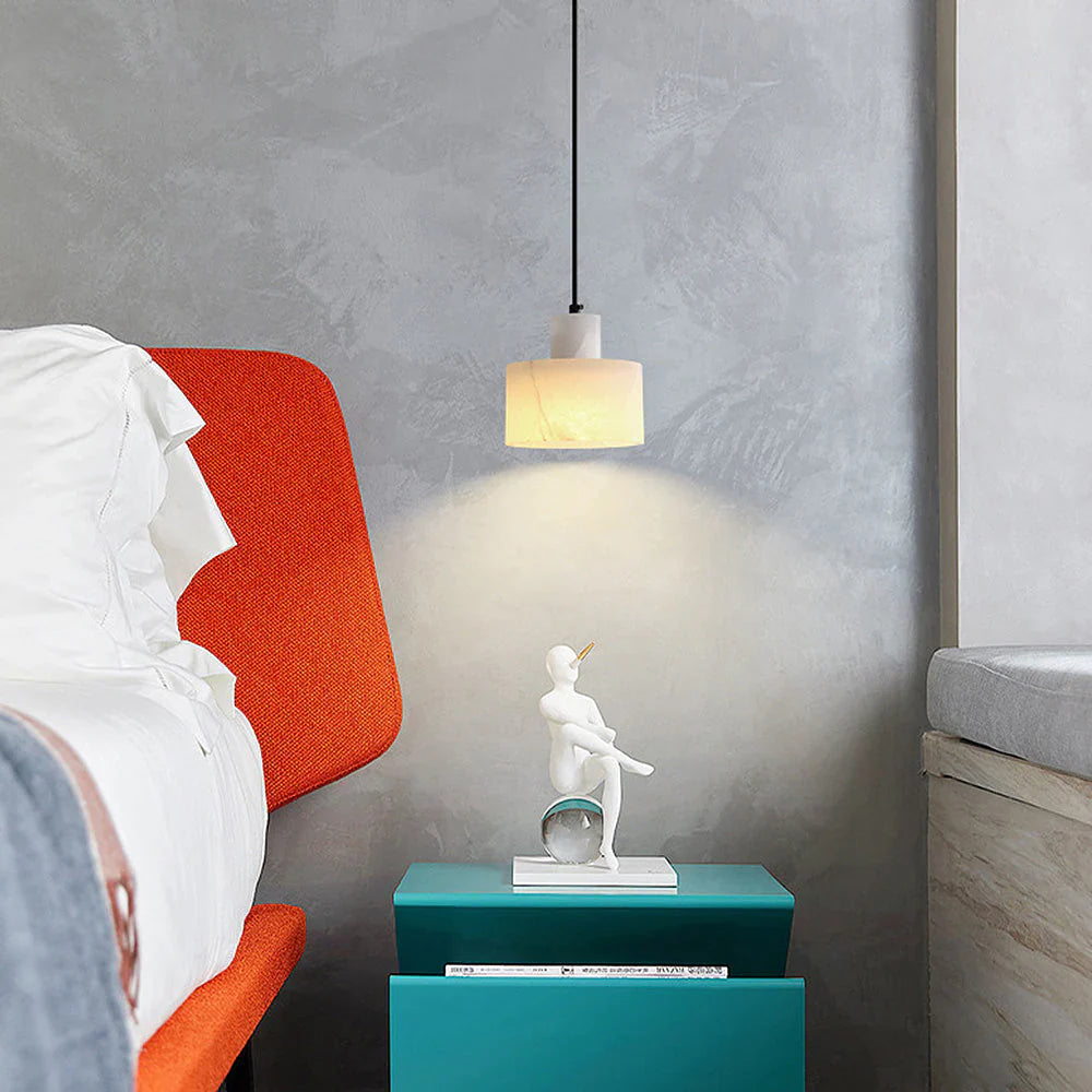 Wisząca Lampa z Marmurowym Kloszem – Minimalistyczna Elegancja