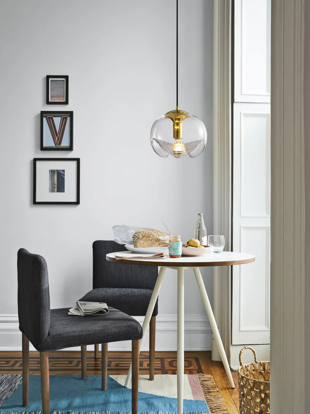 Szklana Lampa Wisząca – Elegancja w Artystycznej Formie
