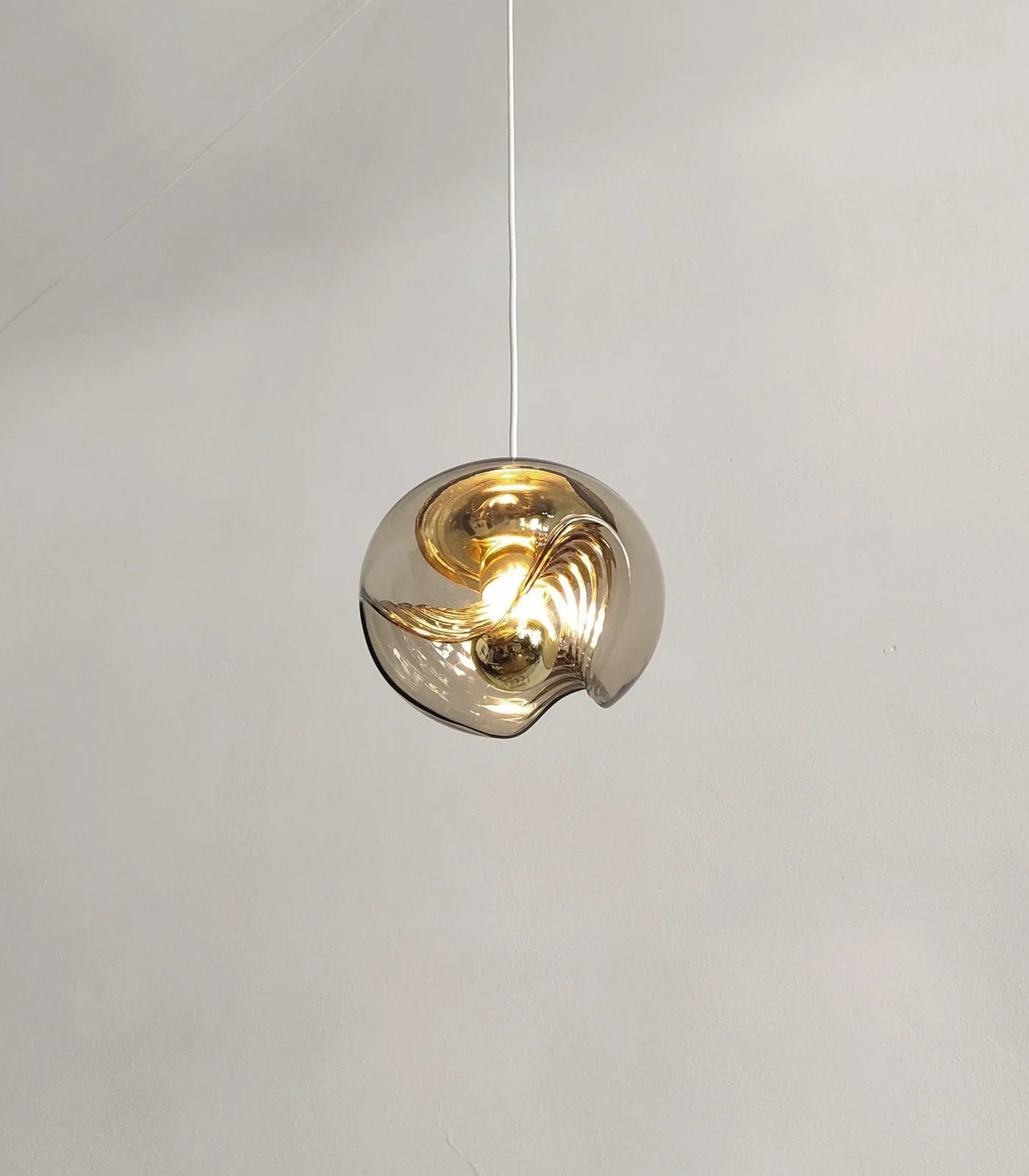 Szklana Lampa Wisząca – Elegancja w Artystycznej Formie