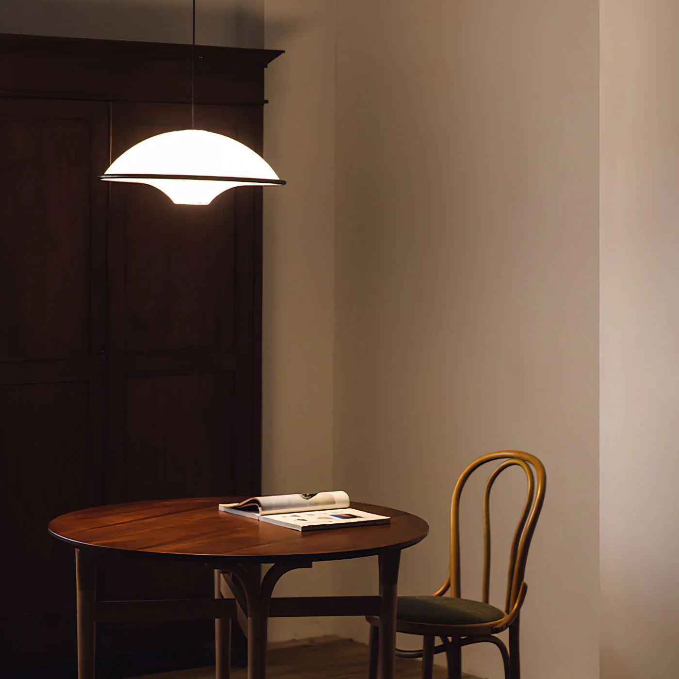 Nowoczesna Lampa Wisząca – Minimalistyczny Design z Owalnym Kloszem