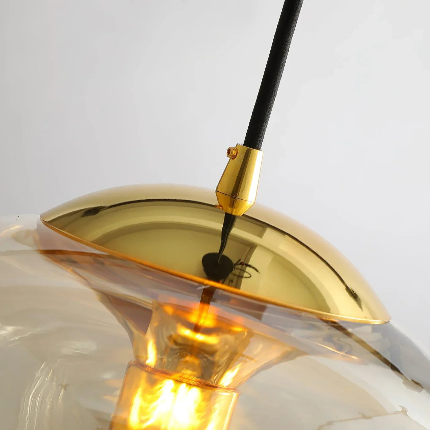 Szklana Lampa Wisząca – Elegancja w Artystycznej Formie