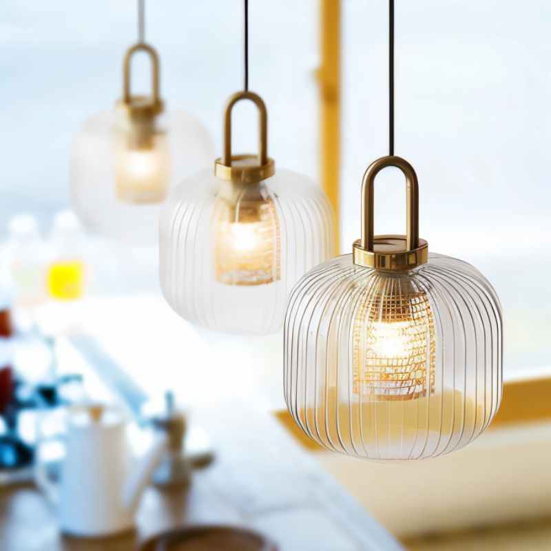 Nowoczesna lampa wisząca szklana z ryflowanym kloszem