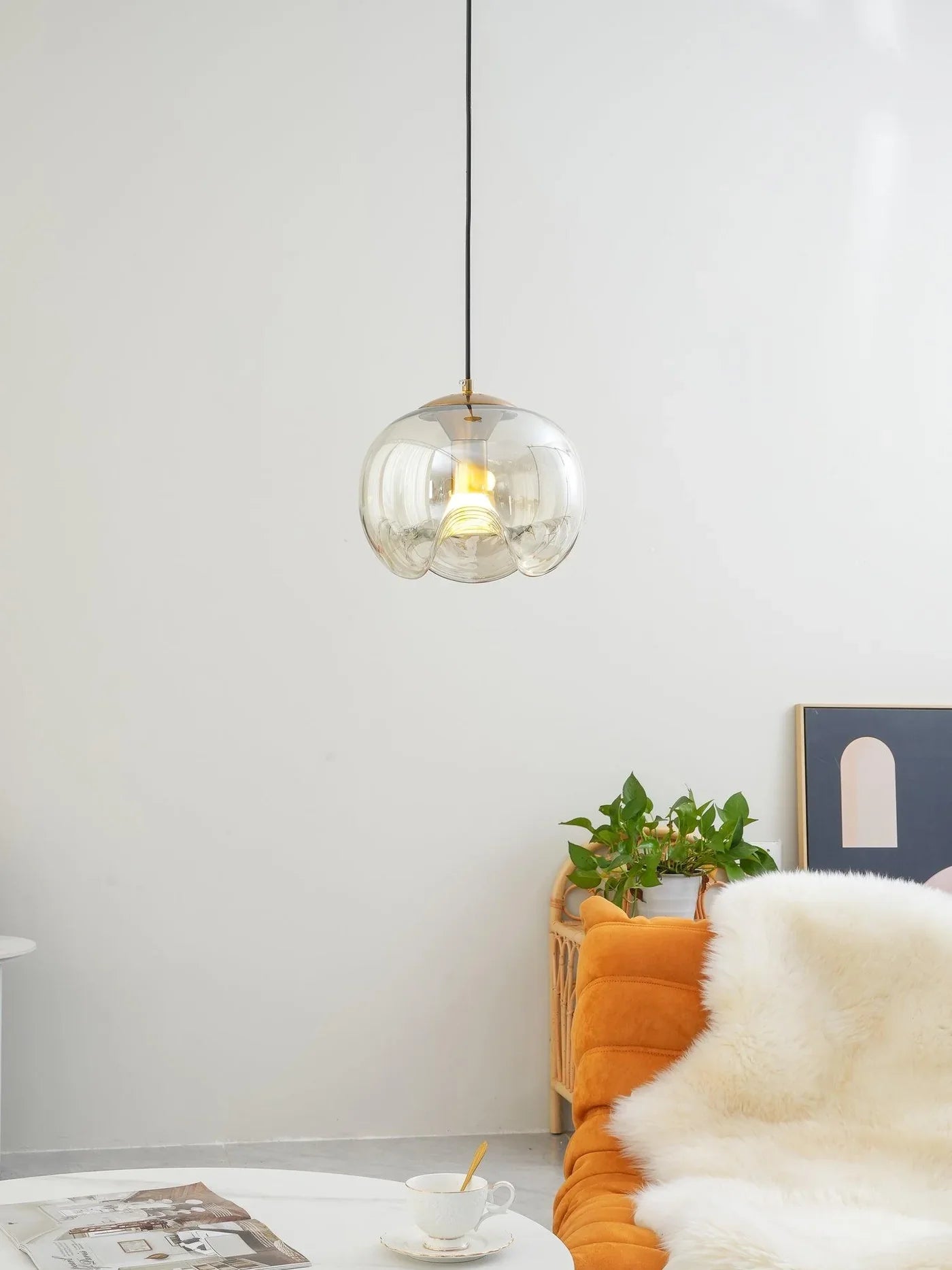 Szklana Lampa Wisząca – Elegancja w Artystycznej Formie