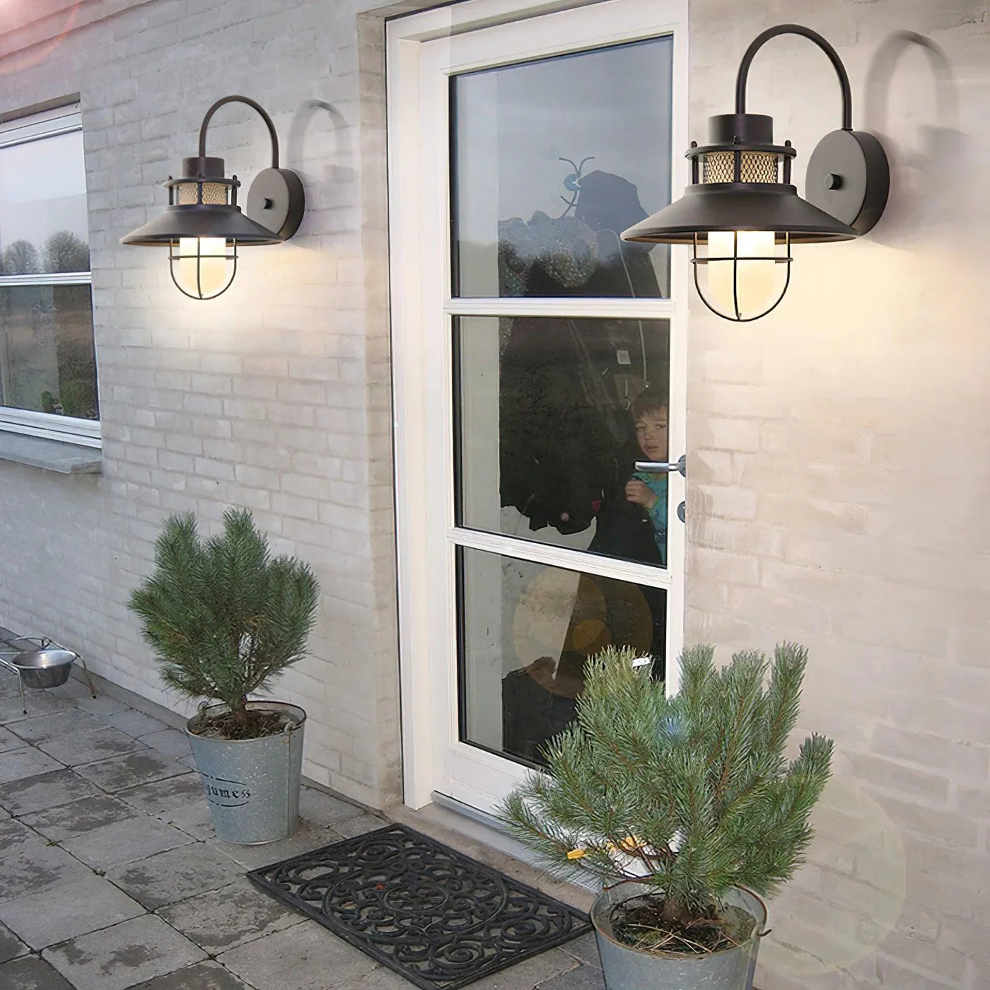 Industrialna Lampa Ścienna Zewnętrzna – Styl Loftowy z Kloszem w Ochronnej Klace