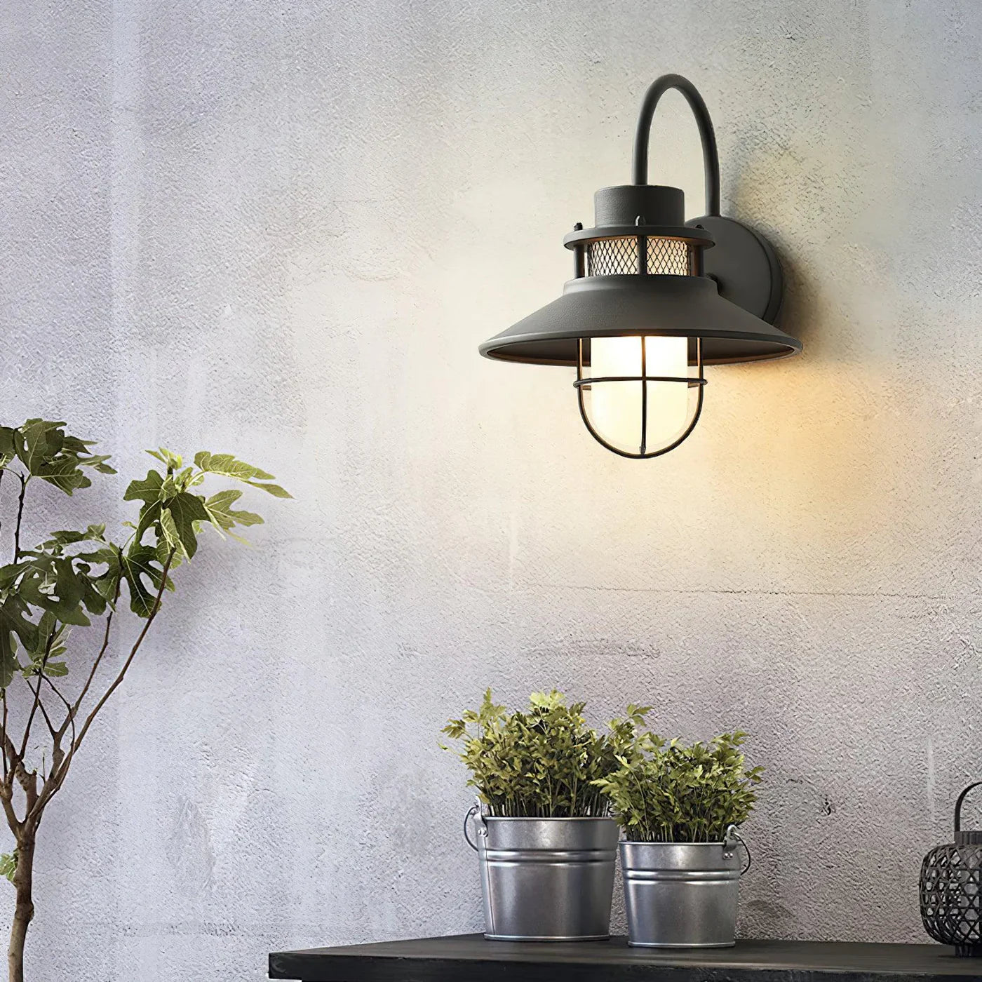 Industrialna Lampa Ścienna Zewnętrzna – Styl Loftowy z Kloszem w Ochronnej Klace
