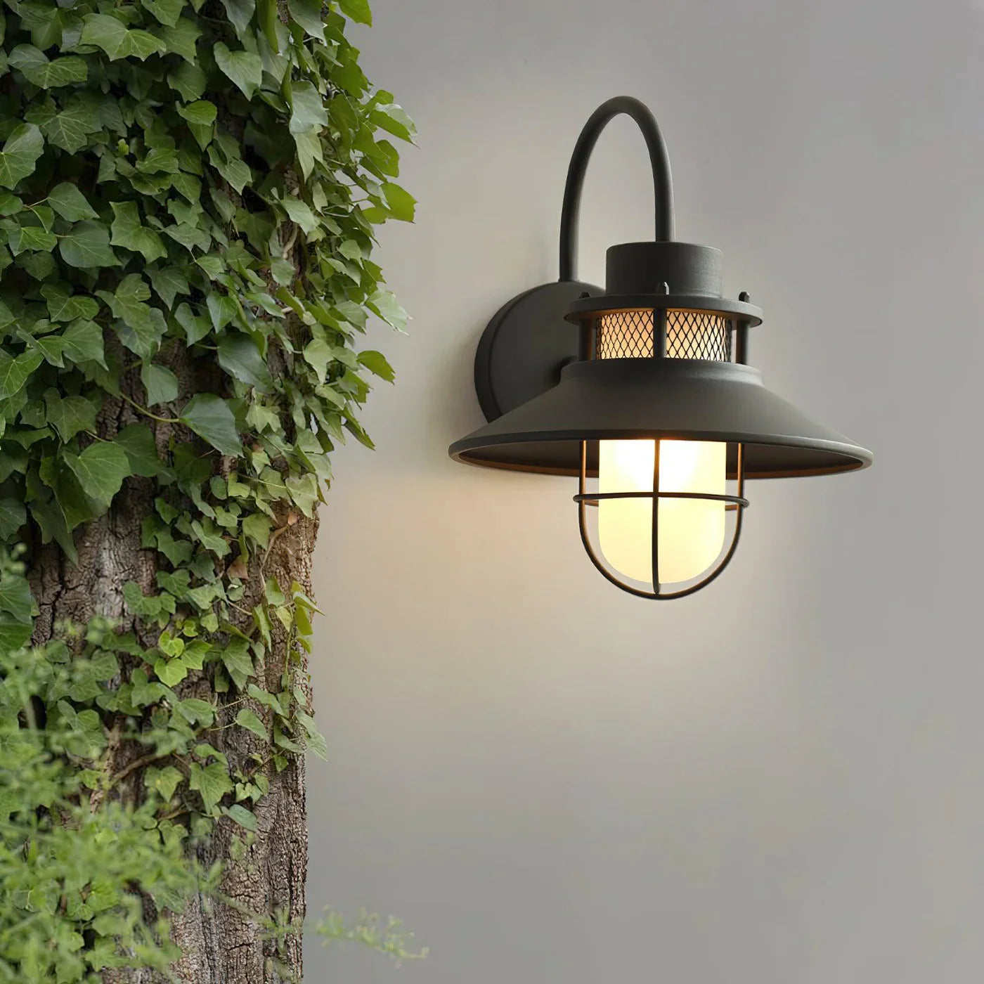 Industrialna Lampa Ścienna Zewnętrzna – Styl Loftowy z Kloszem w Ochronnej Klace