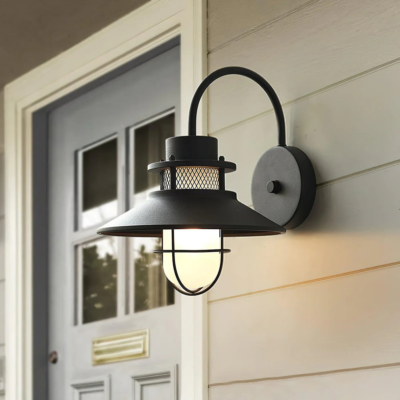 Industrialna Lampa Ścienna Zewnętrzna – Styl Loftowy z Kloszem w Ochronnej Klace
