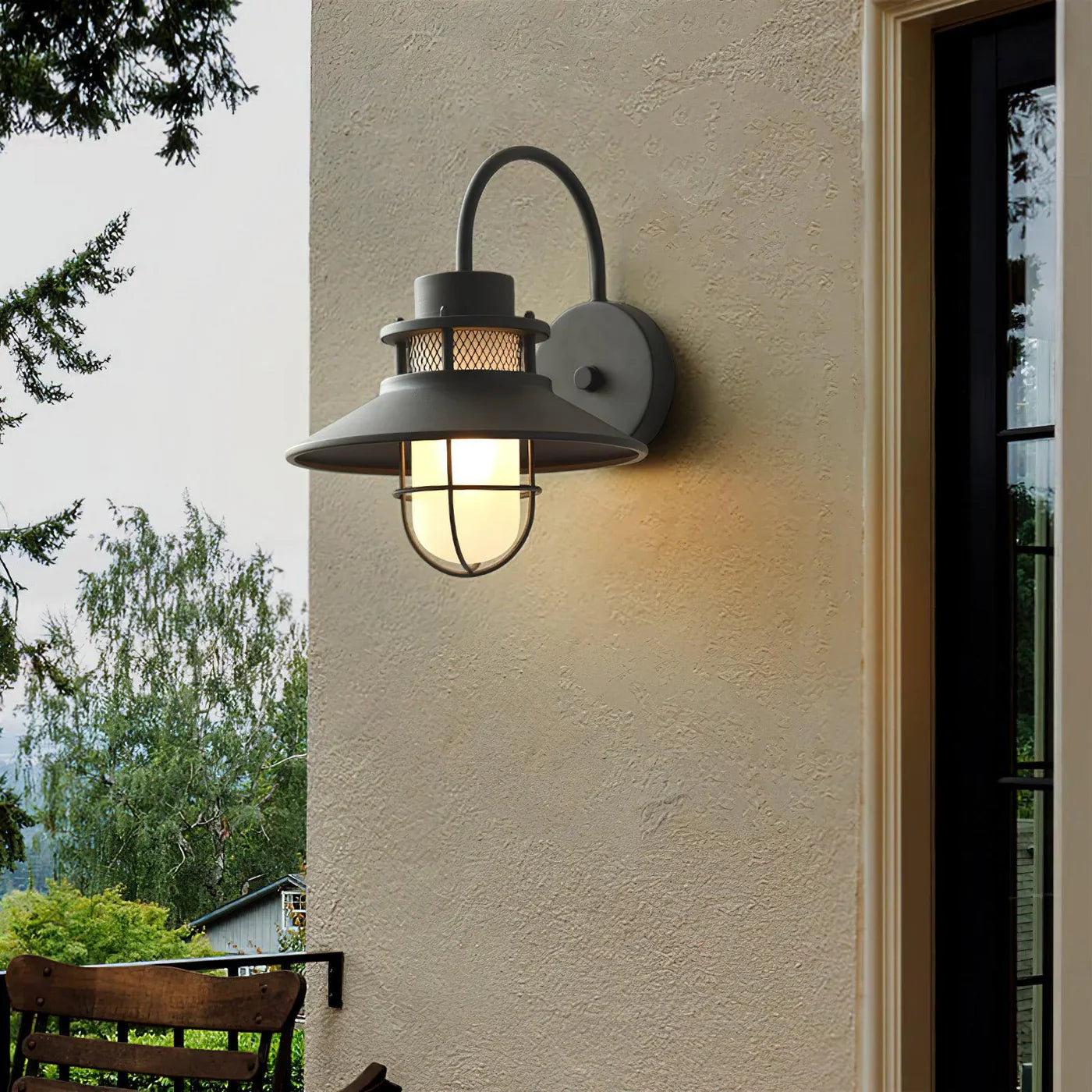 Industrialna Lampa Ścienna Zewnętrzna – Styl Loftowy z Kloszem w Ochronnej Klace