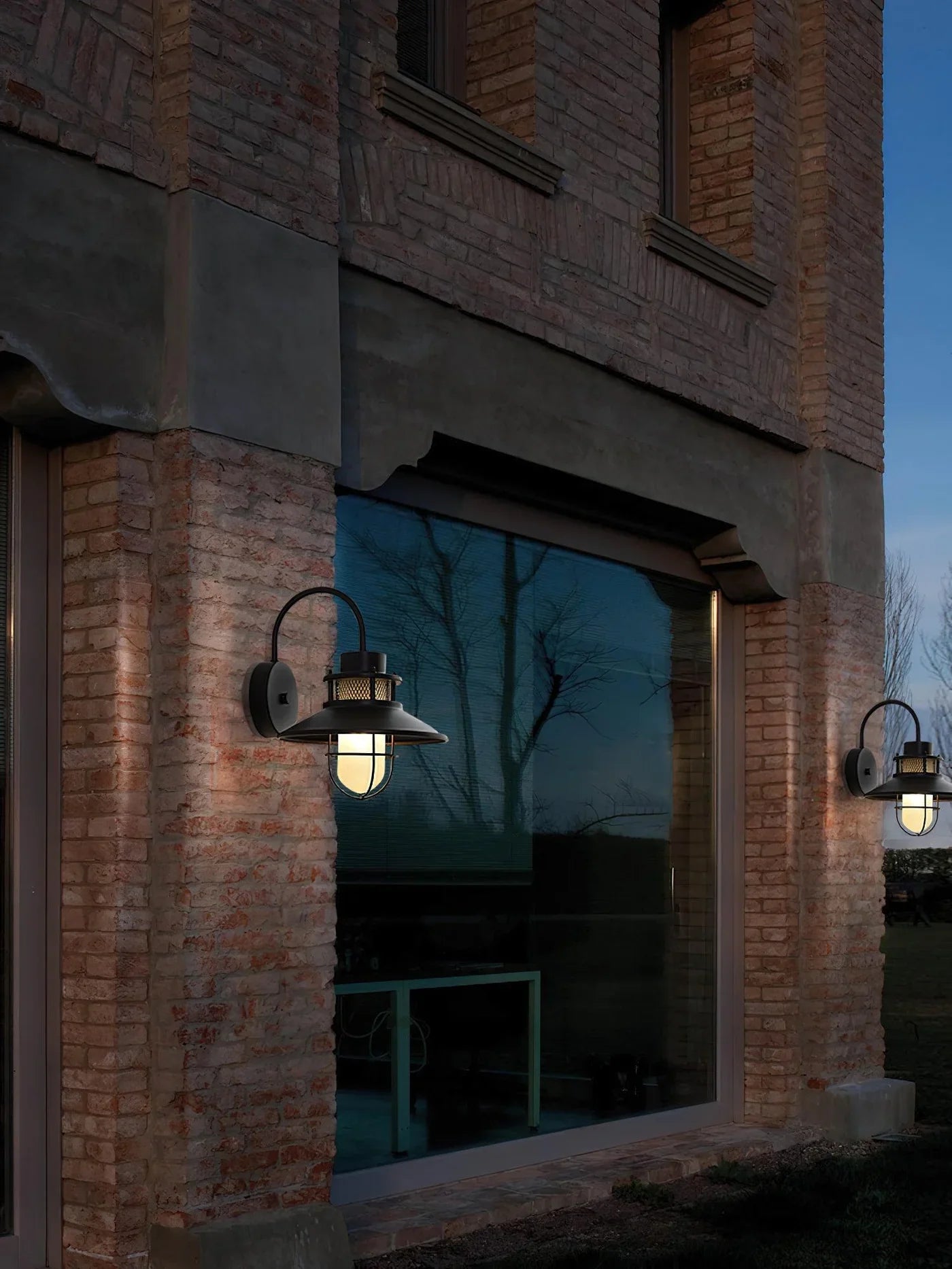 Industrialna Lampa Ścienna Zewnętrzna – Styl Loftowy z Kloszem w Ochronnej Klace