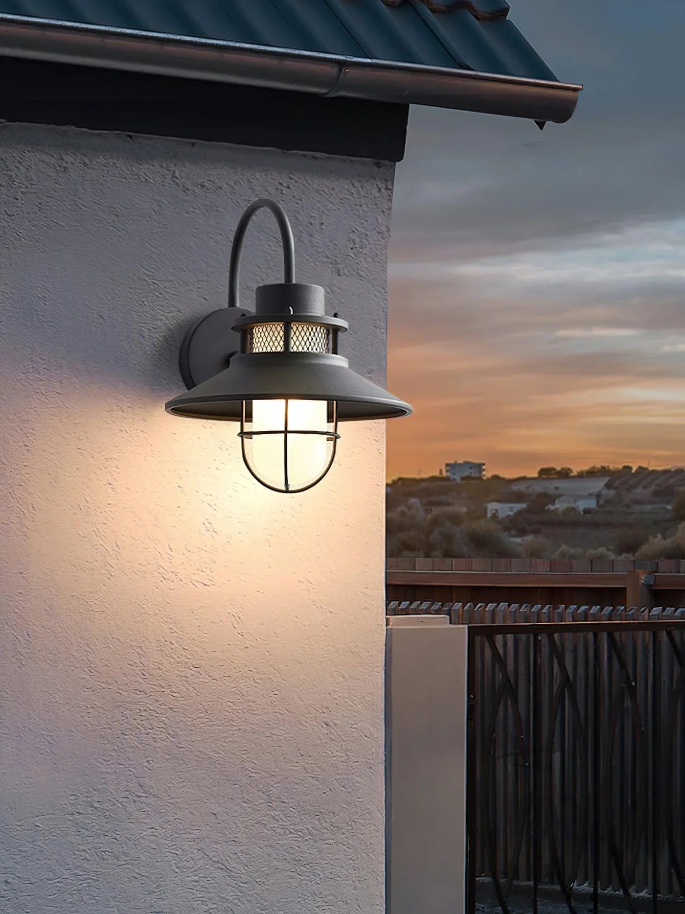 Industrialna Lampa Ścienna Zewnętrzna – Styl Loftowy z Kloszem w Ochronnej Klace