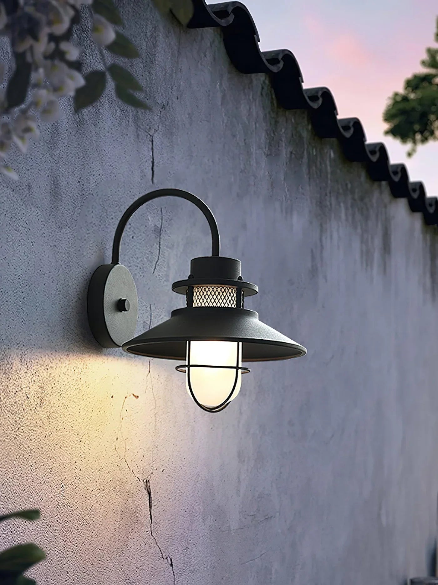 Industrialna Lampa Ścienna Zewnętrzna – Styl Loftowy z Kloszem w Ochronnej Klace