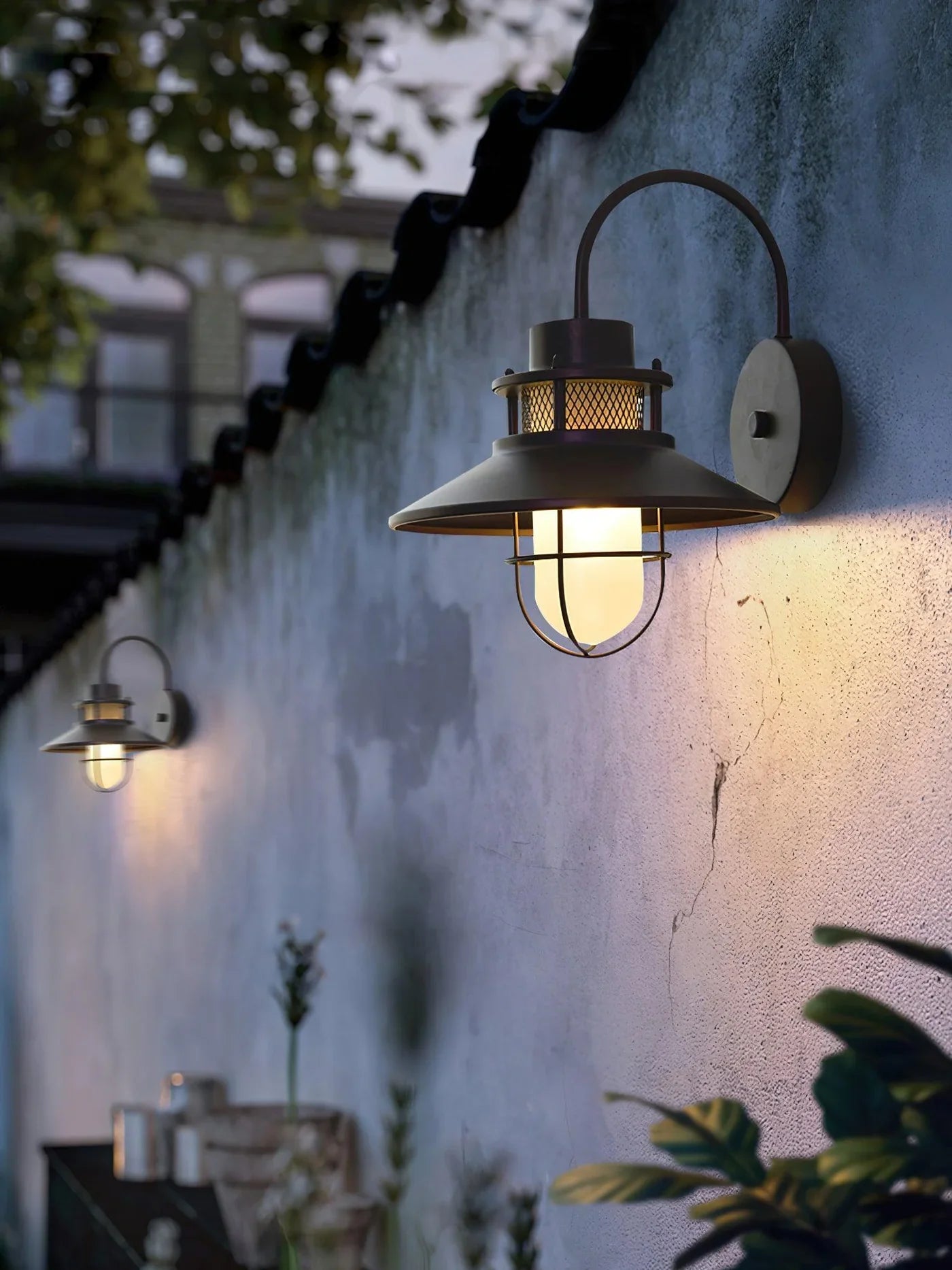 Industrialna Lampa Ścienna Zewnętrzna – Styl Loftowy z Kloszem w Ochronnej Klace