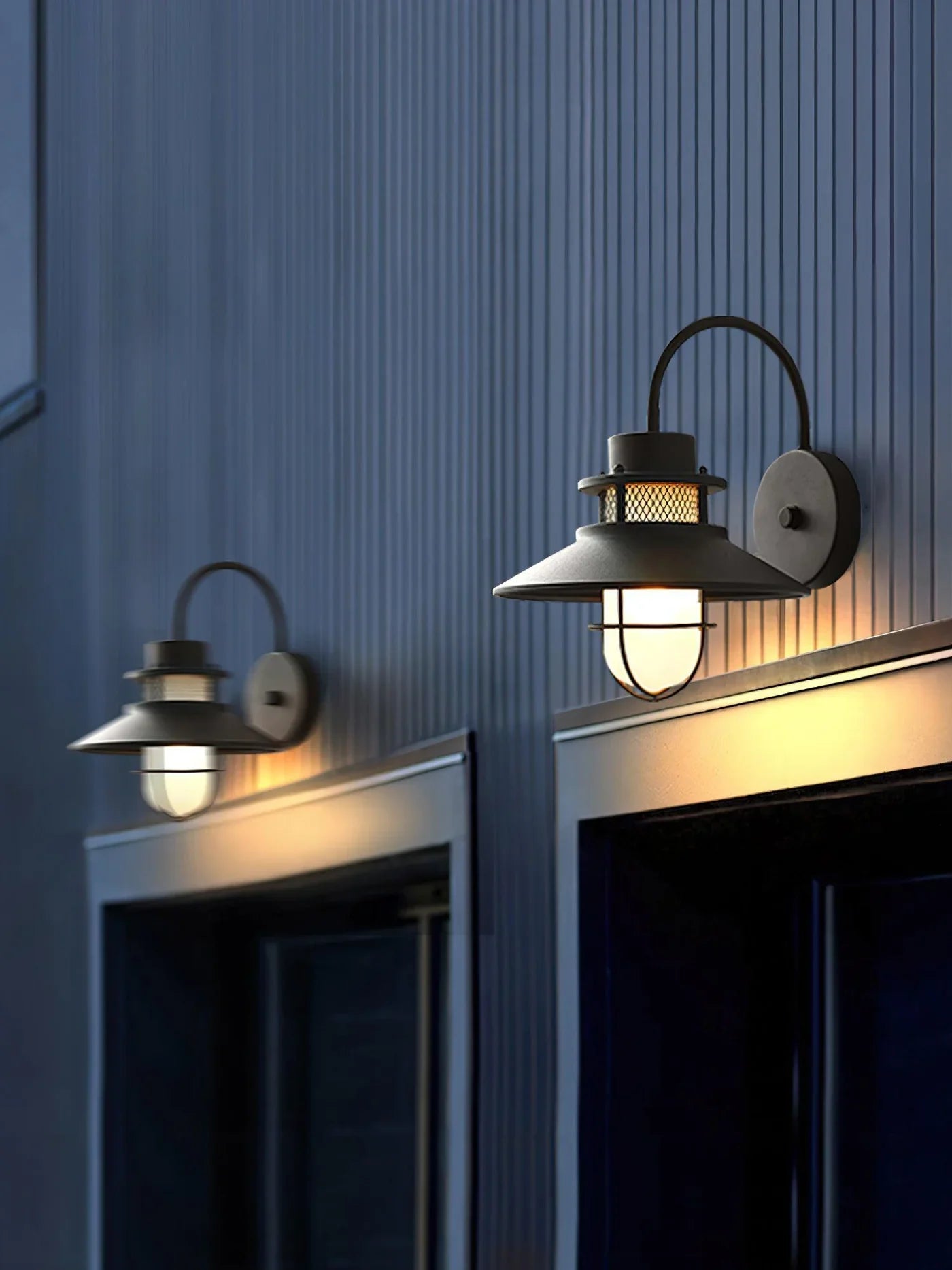 Industrialna Lampa Ścienna Zewnętrzna – Styl Loftowy z Kloszem w Ochronnej Klace