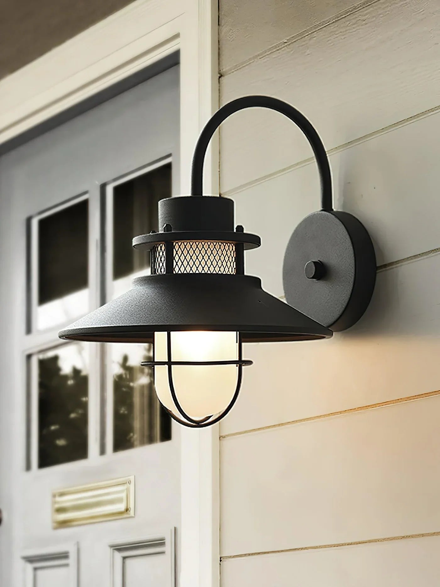 Industrialna Lampa Ścienna Zewnętrzna – Styl Loftowy z Kloszem w Ochronnej Klace