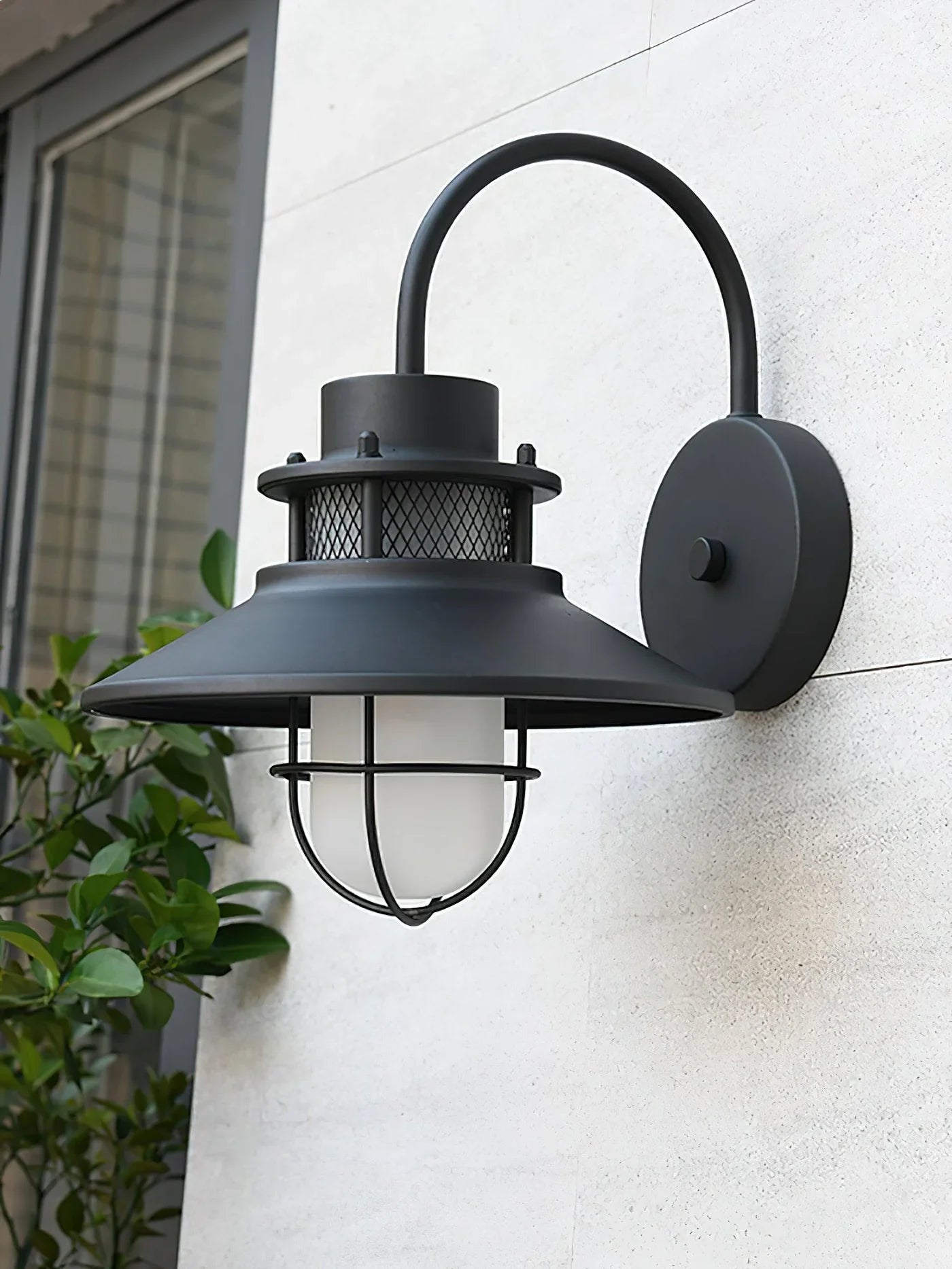 Industrialna Lampa Ścienna Zewnętrzna – Styl Loftowy z Kloszem w Ochronnej Klace