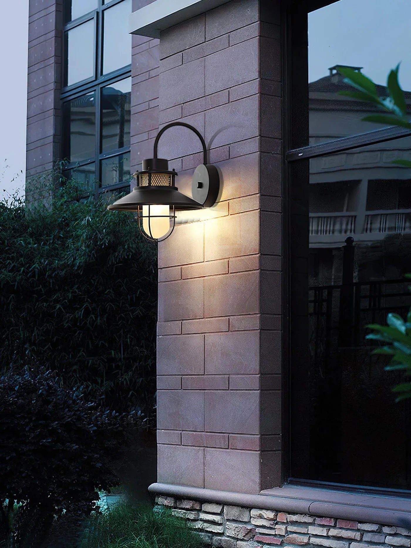 Industrialna Lampa Ścienna Zewnętrzna – Styl Loftowy z Kloszem w Ochronnej Klace