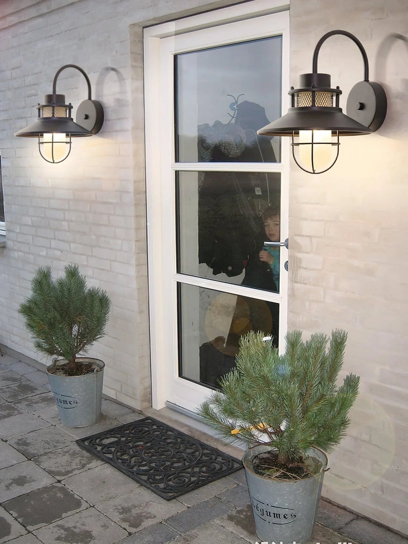 Industrialna Lampa Ścienna Zewnętrzna – Styl Loftowy z Kloszem w Ochronnej Klace