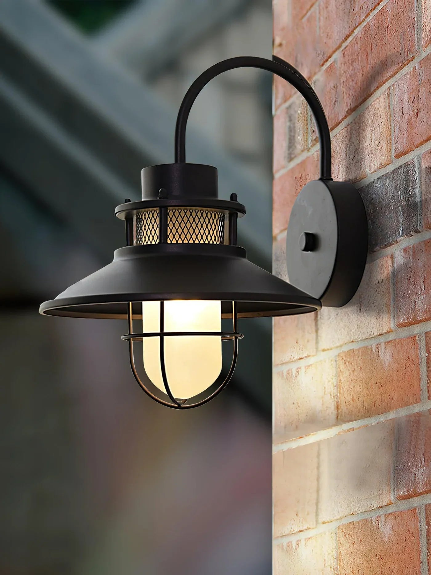 Industrialna Lampa Ścienna Zewnętrzna – Styl Loftowy z Kloszem w Ochronnej Klace