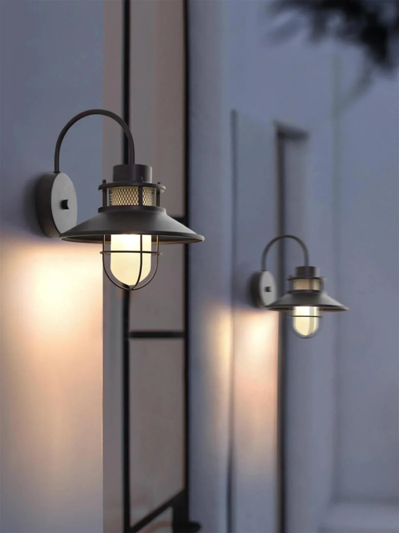 Industrialna Lampa Ścienna Zewnętrzna – Styl Loftowy z Kloszem w Ochronnej Klace