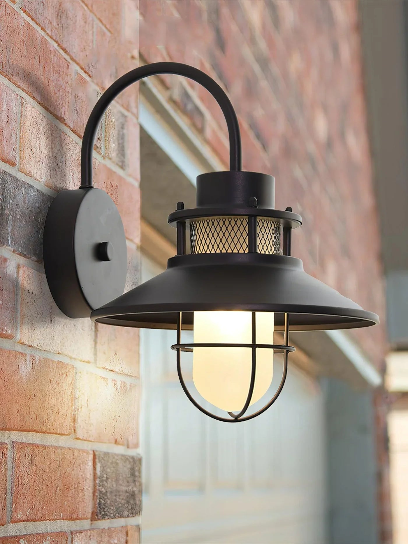 Industrialna Lampa Ścienna Zewnętrzna – Styl Loftowy z Kloszem w Ochronnej Klace