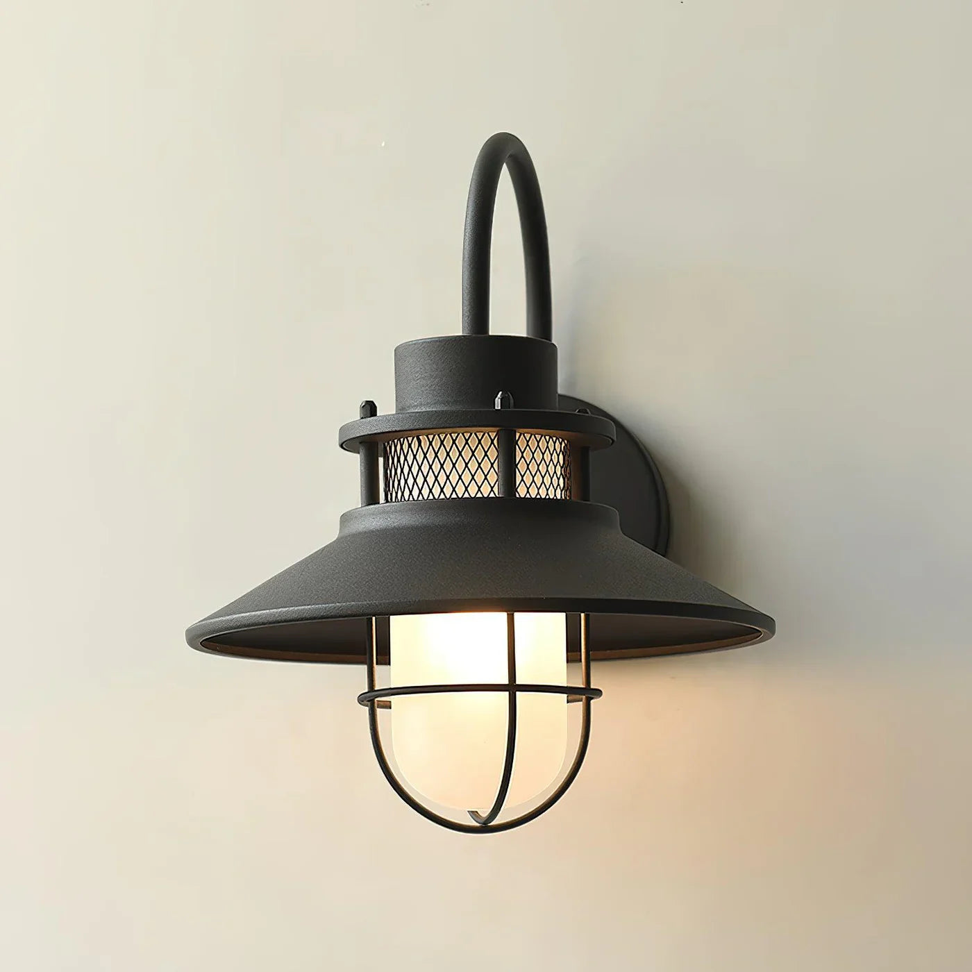 Industrialna Lampa Ścienna Zewnętrzna – Styl Loftowy z Kloszem w Ochronnej Klace