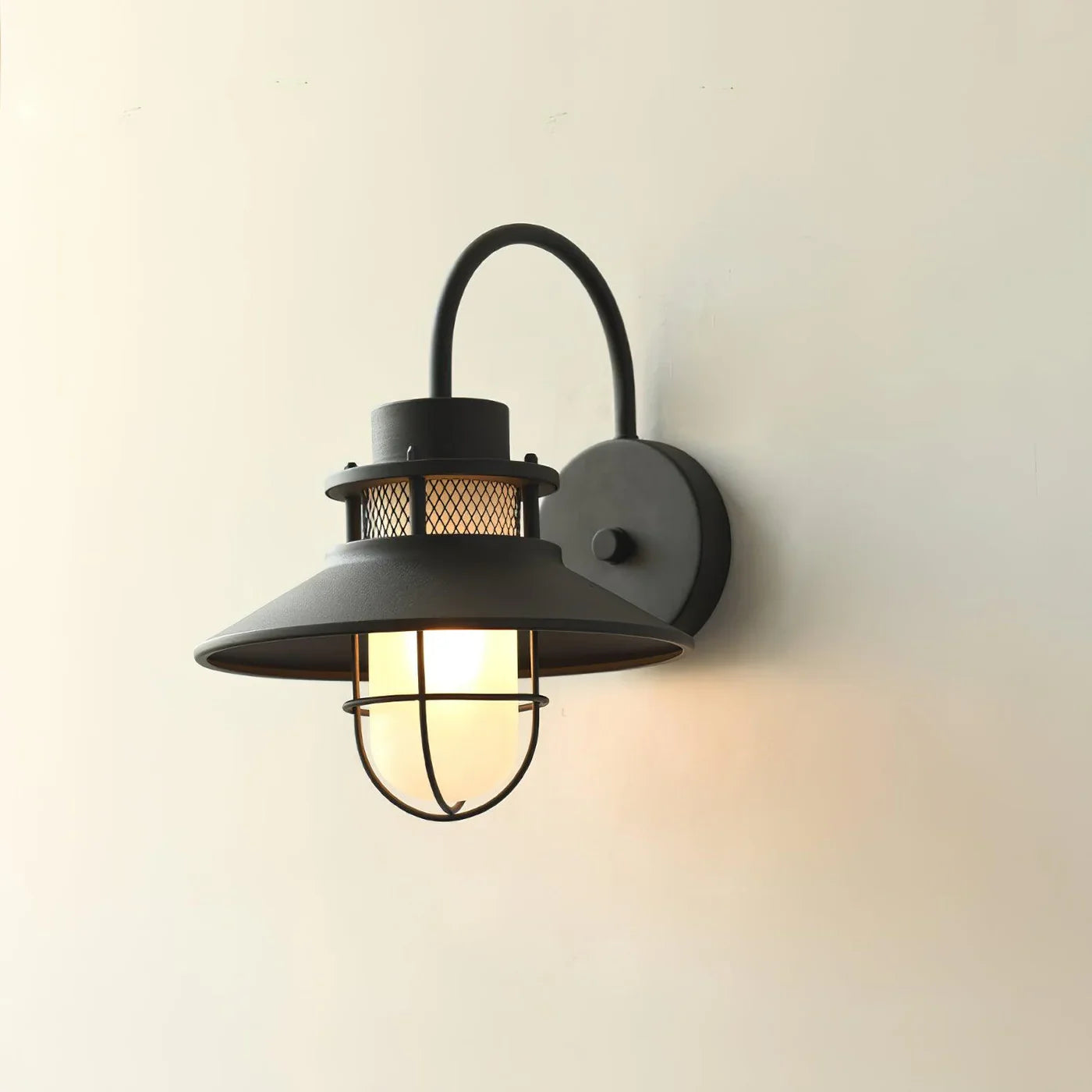 Industrialna Lampa Ścienna Zewnętrzna – Styl Loftowy z Kloszem w Ochronnej Klace