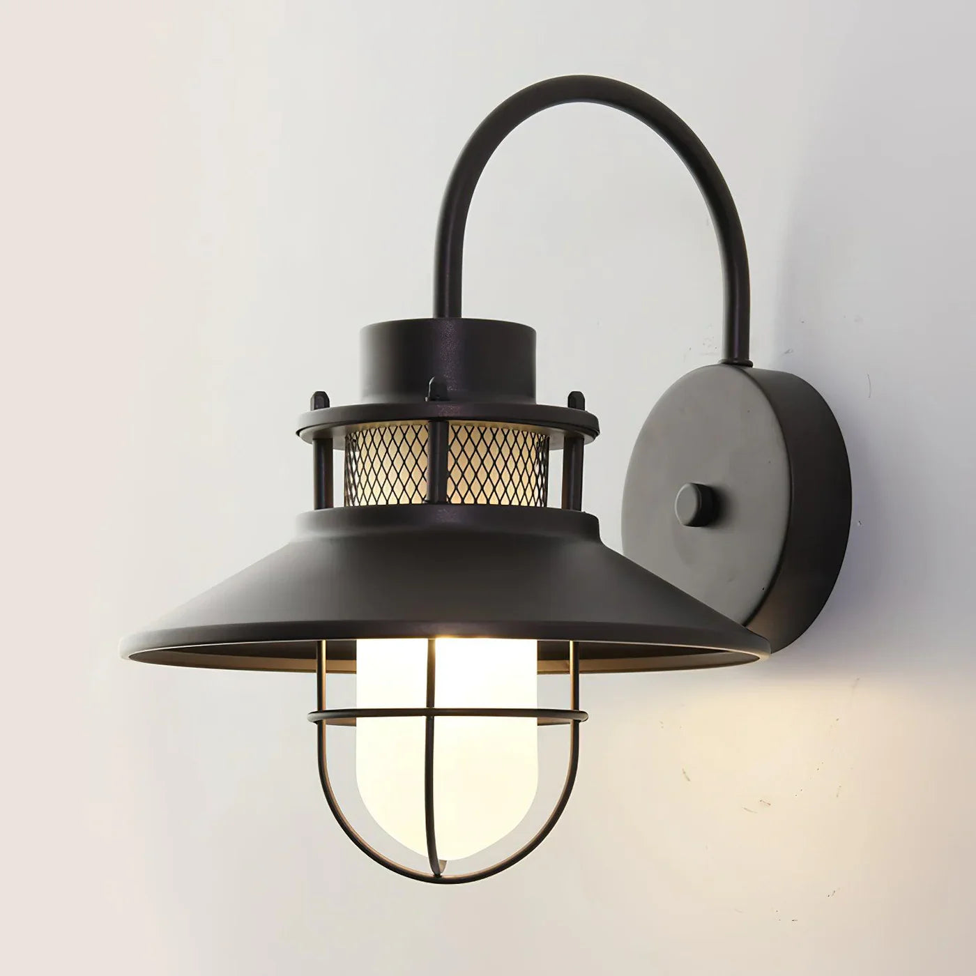 Industrialna Lampa Ścienna Zewnętrzna – Styl Loftowy z Kloszem w Ochronnej Klace