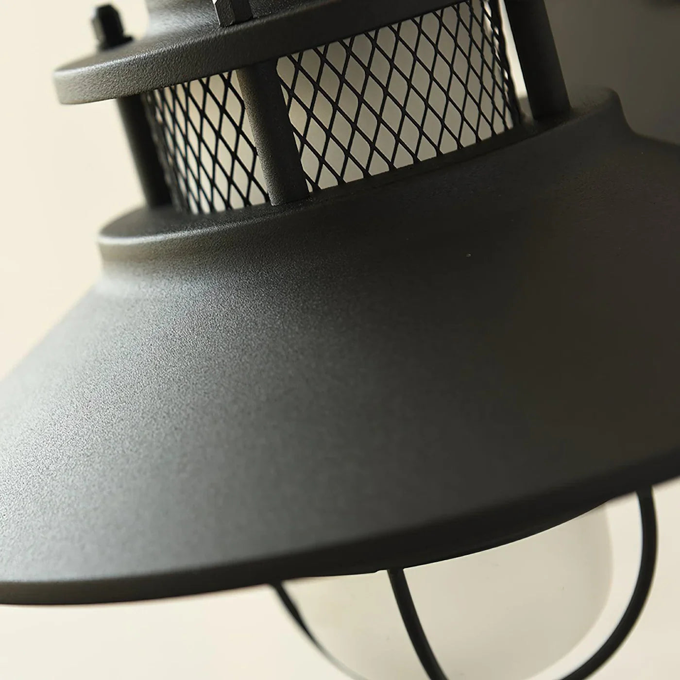 Industrialna Lampa Ścienna Zewnętrzna – Styl Loftowy z Kloszem w Ochronnej Klace