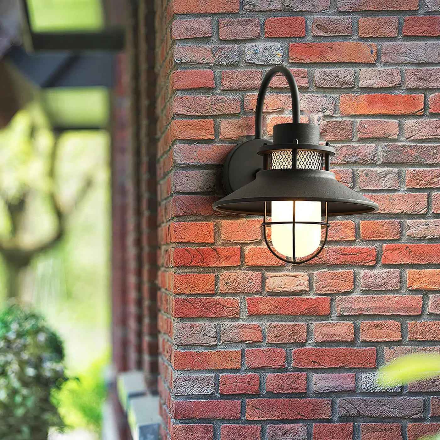 Industrialna Lampa Ścienna Zewnętrzna – Styl Loftowy z Kloszem w Ochronnej Klace