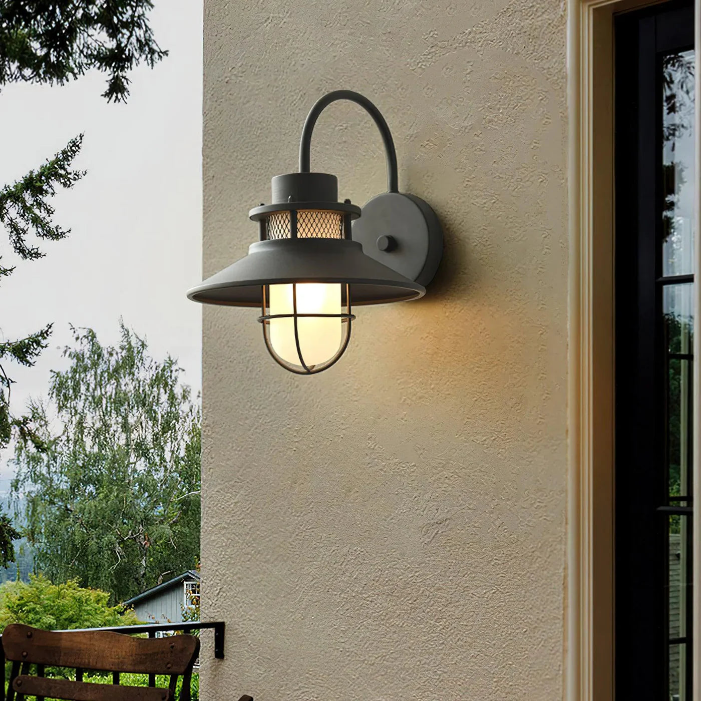 Industrialna Lampa Ścienna Zewnętrzna – Styl Loftowy z Kloszem w Ochronnej Klace