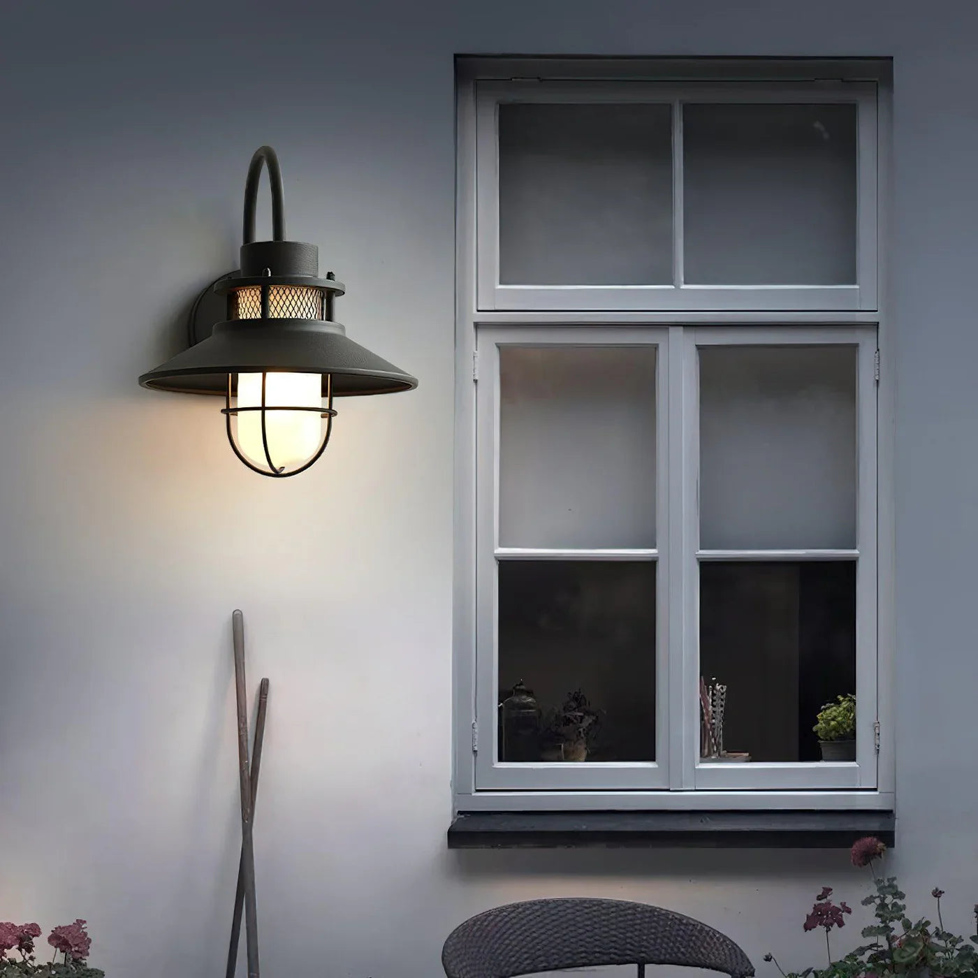 Industrialna Lampa Ścienna Zewnętrzna – Styl Loftowy z Kloszem w Ochronnej Klace