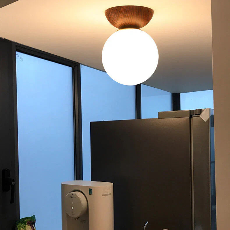 Nowoczesna lampa sufitowa w japońskim stylu  z drewnianą bazą – minimalistyczna kula