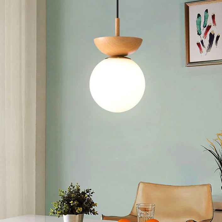 Nowoczesna lampa sufitowa w japońskim stylu  z drewnianą bazą – minimalistyczna kula
