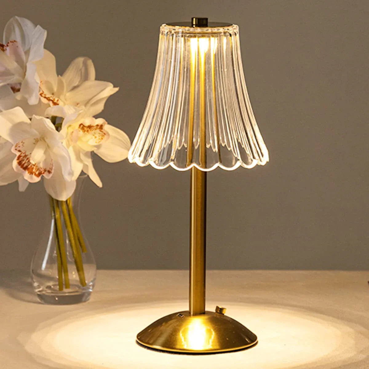 Elegancka lampa stołowa LED z kryształowym kloszem i złotym wykończeniem – włączana na dotyk
