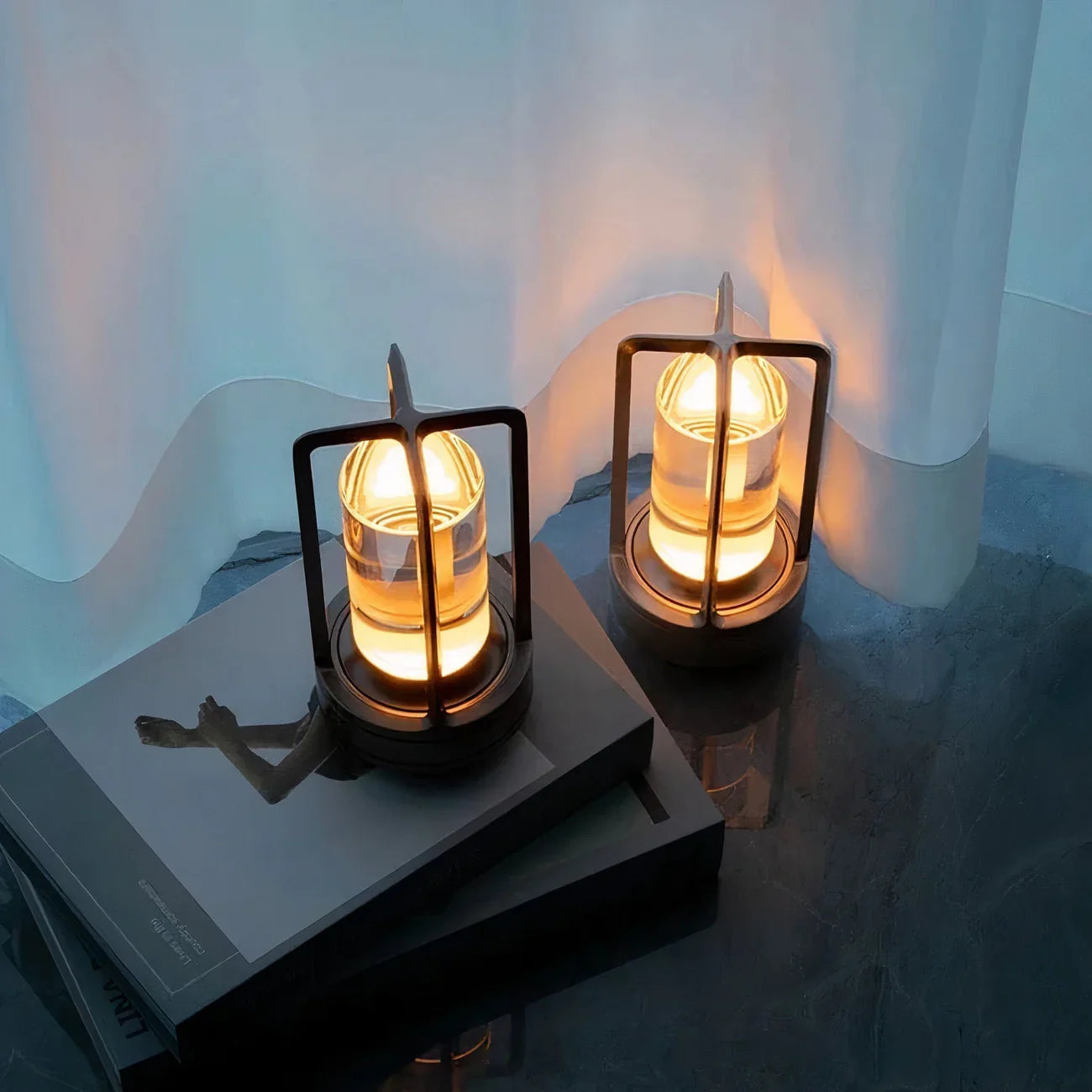 Nowoczesna lampa stołowa LED latarnia z dotykowym włącznikiem i elegancką metalową ramą
