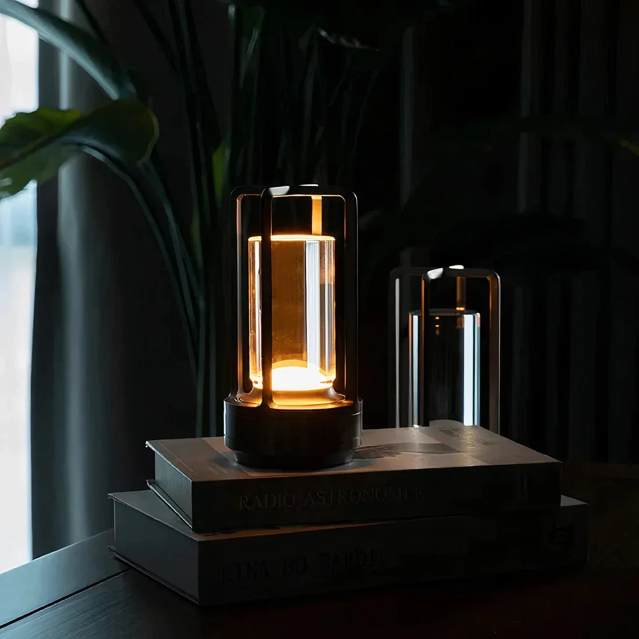 Nowoczesna lampa stołowa LED latarnia z dotykowym włącznikiem i elegancką metalową ramą