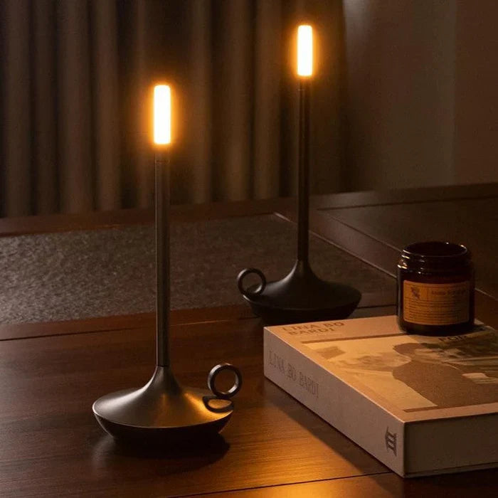 Minimalistyczna lampa stołowa LED z dotykowym włącznikiem w kształcie świecy