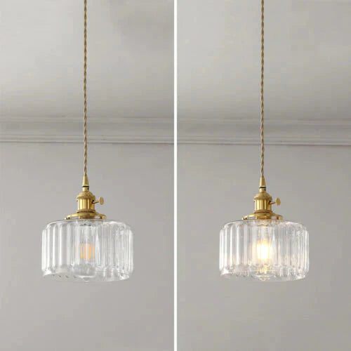 Szklana lampa wisząca w stylu vintage z ryflowanym kloszem i złotym wykończeniem