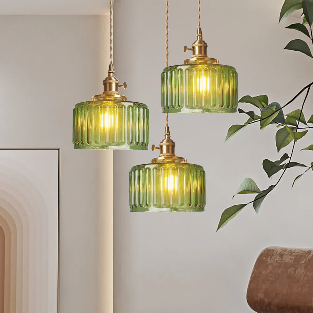 Szklana lampa wisząca w stylu vintage z ryflowanym kloszem i złotym wykończeniem